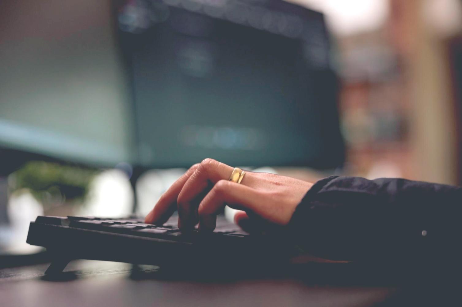 Financiële professional werkt met cloud ML-dashboard